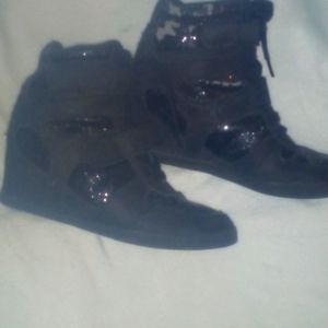 Woman's wedge heel shoes